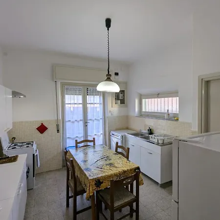 Eusepia, Di Fronte Di 公寓 *