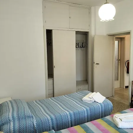 Eusepia, Di Fronte Di דירה