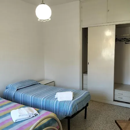 Eusepia, Di Fronte Di דירה