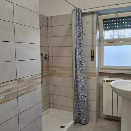 Eusepia, Di Fronte Di טירניה